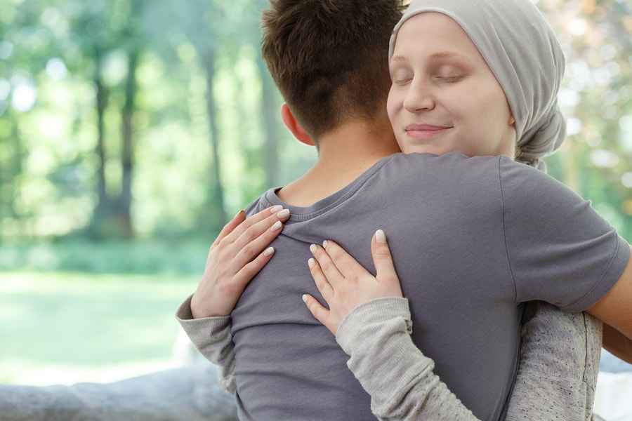 šťastná žena s rakovinou objímá muže